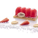 cioccolato bianco con cuore di fragola e meringhe